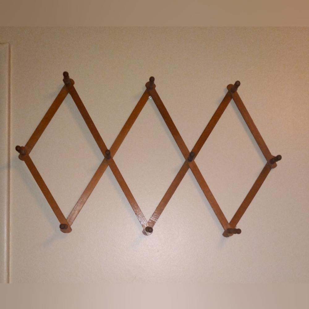 Expandable Wooden Hanging Rack